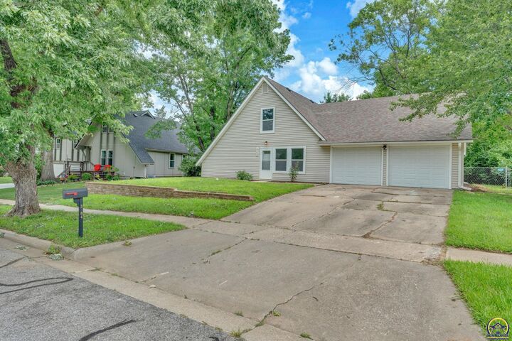 Property Photo:  3704 SW 34th St  KS 66614 