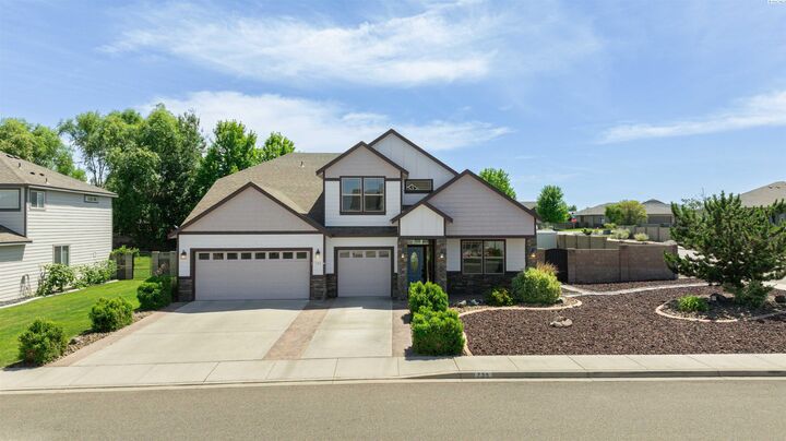 Property Photo: 735 Pinnacle Dr WA 99353
