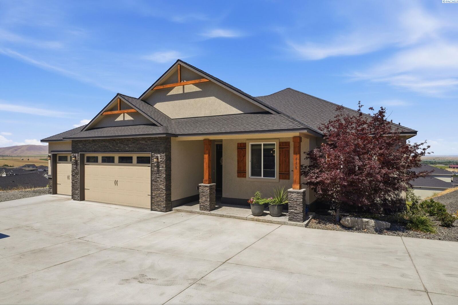 Property Photo: 6440 Collins Rd WA 99353