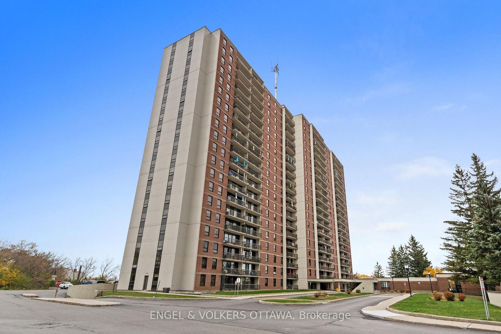 Property Photo: 665 Bathgate Drive 301 ON K1K 3Y4