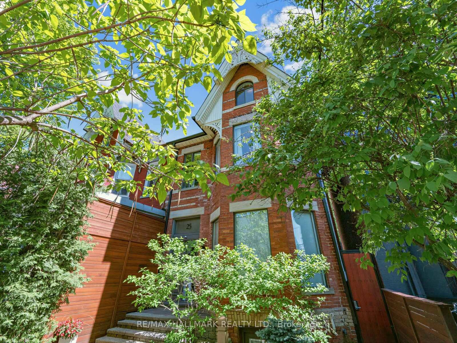 Property Photo: 25 Grange Avenue ON M5T 1C6