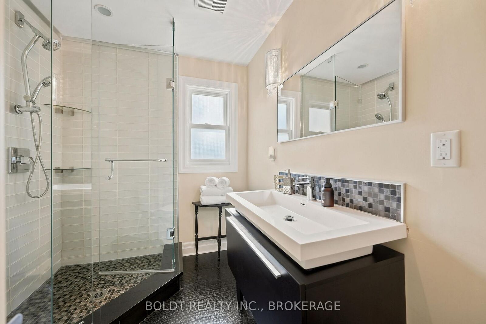 Property Photo: 9 Woodgate Avenue ON L2R 3V3