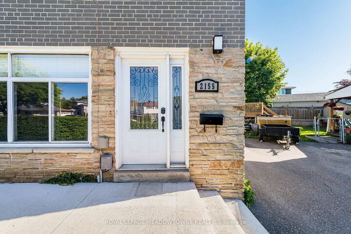 Property Photo: 2155 Pashak Court ON L5A 1H8