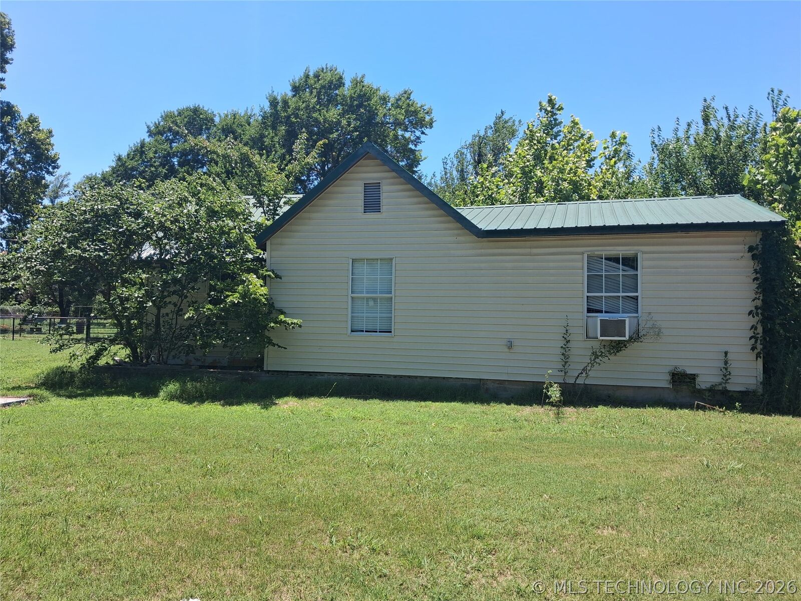 Property Photo:  805 SW 4th Street  OK 73049 