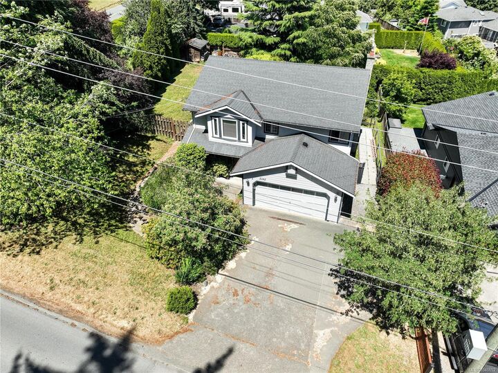 Property Photo:  2162 Stelly's Cross Rd  BC V8M 1M3 