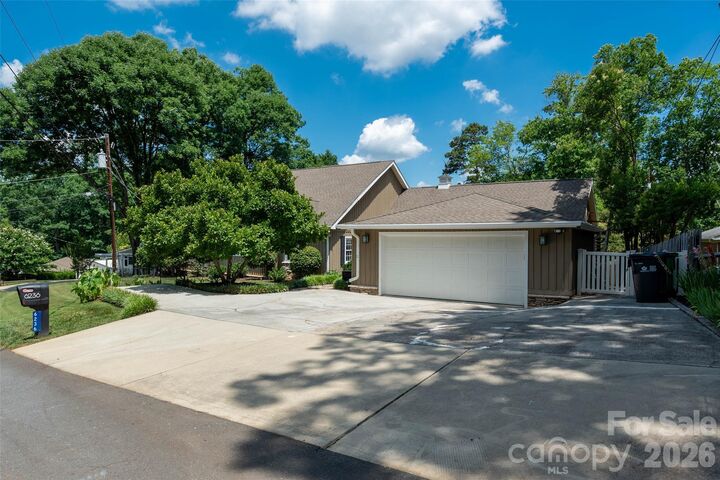 Property Photo:  6236 River Cabin Lane  NC 28278 