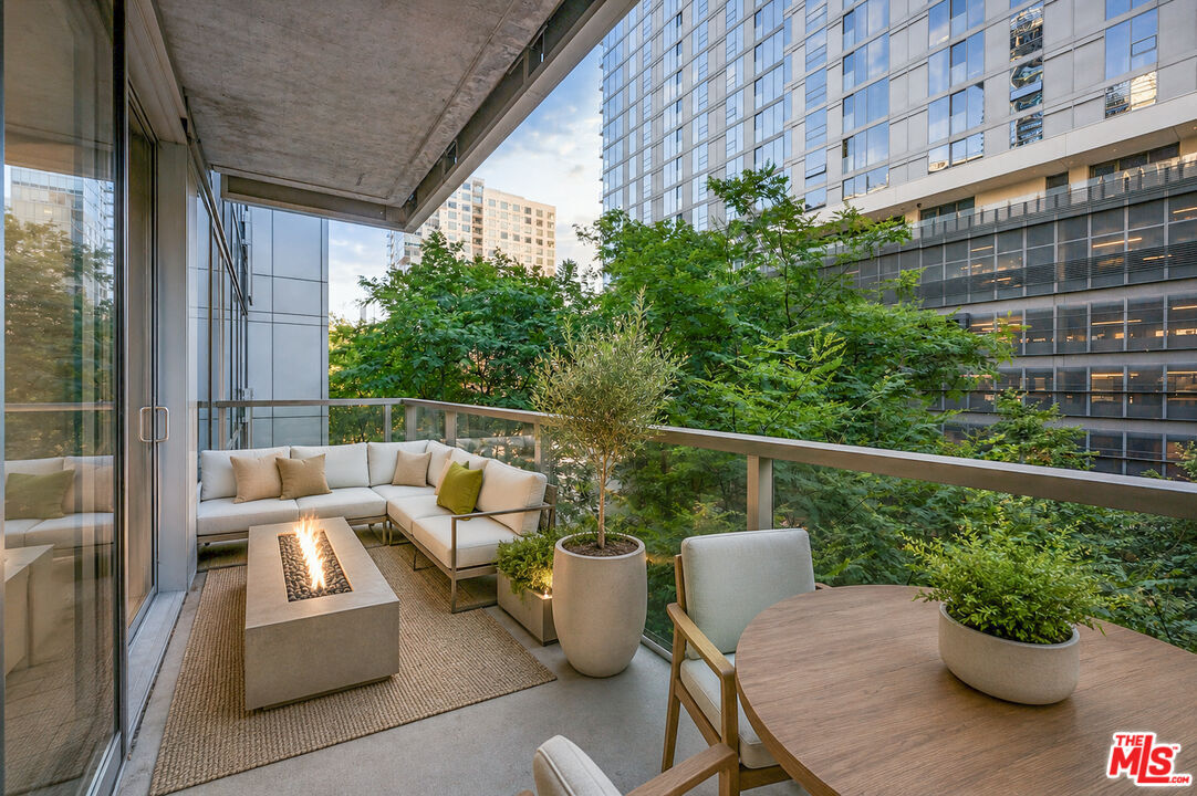 Property Photo: 1155 S Grand Ave CA 90015