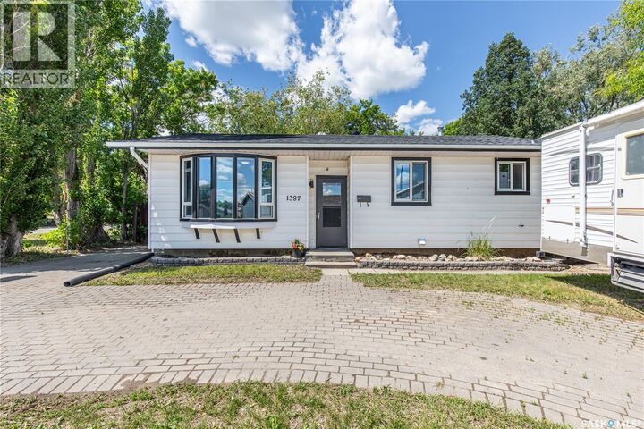 Property Photo: 1387 Manitou Crescent SK S6H 7C5