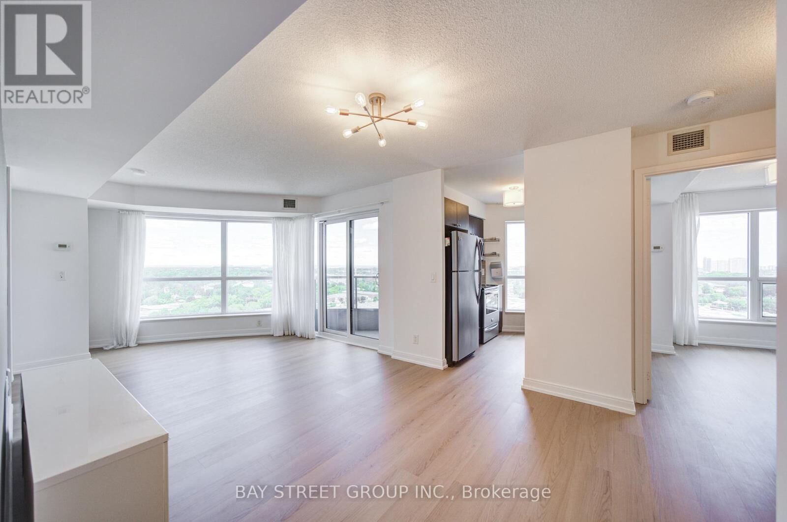 Property Photo:  151 Village Green Square 1908  ON M1S 0K5 
