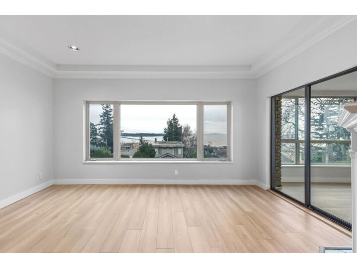 Property Photo: 15176 Buena Vista Avenue 204 BC V4B 1Y3