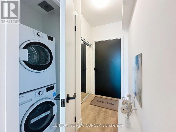 Property Photo: 117 Broadway Avenue 3204 ON M4P 1V3