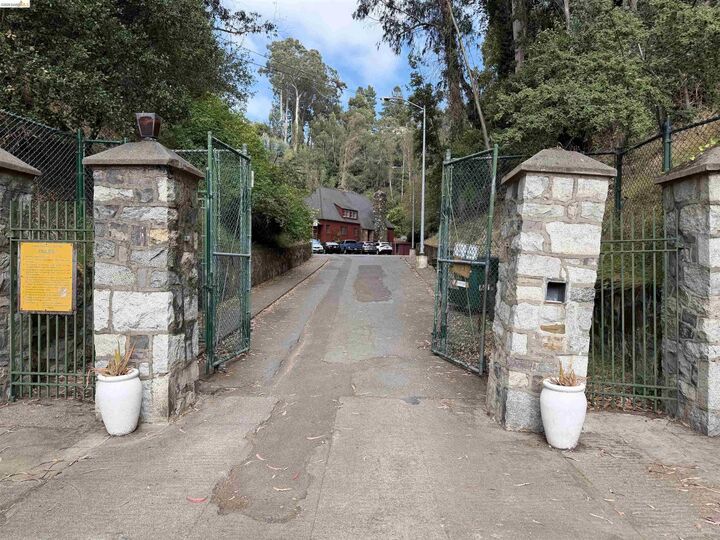 Property Photo:  195 Oak Rd  CA 94610 