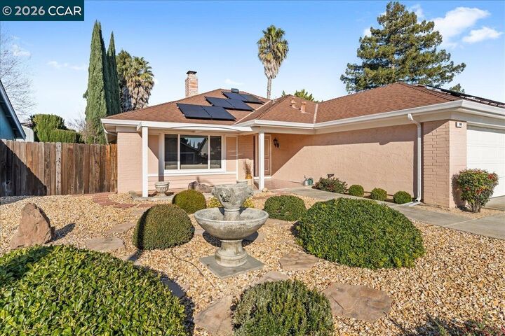 Property Photo: 106 Oakmeade Ct CA 95687