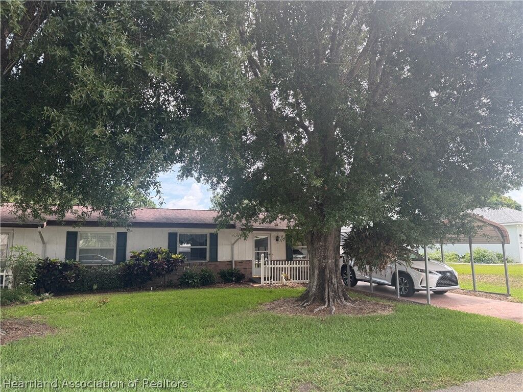 Property Photo: 127 Ida Avenue FL 33852