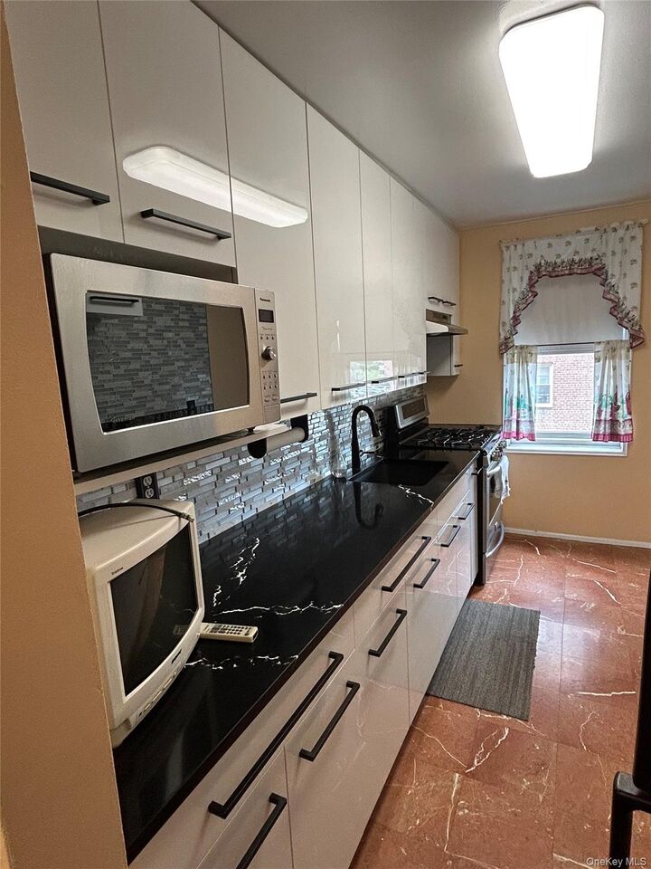 Property Photo:  365 Bronx River Road 3J  NY 10704 
