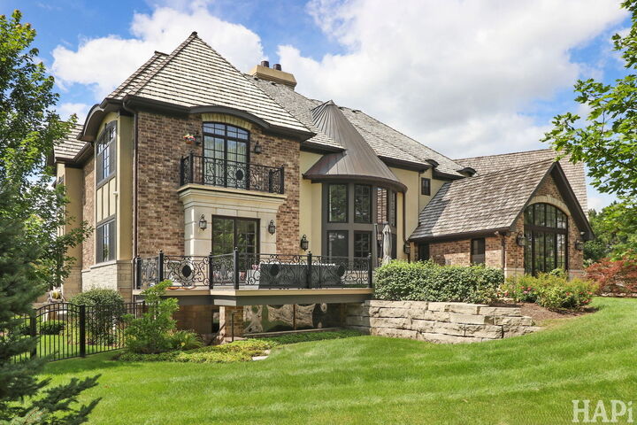 Property Photo: 18 Enclave Court IL 60010
