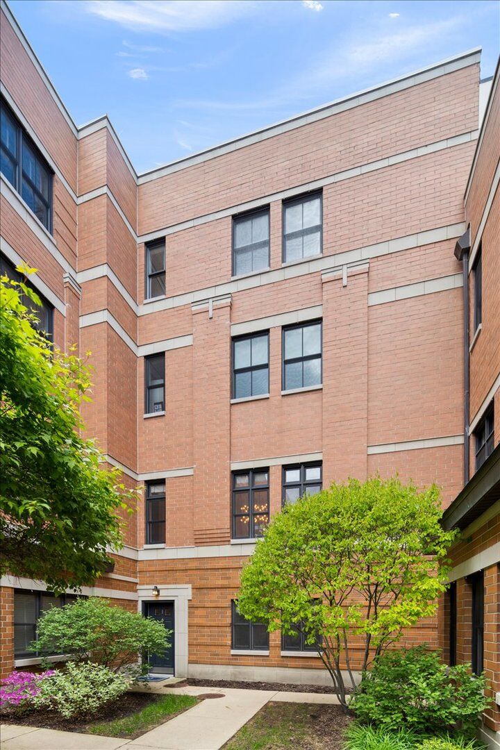 Property Photo: 3842 N Southport Avenue I IL 60613