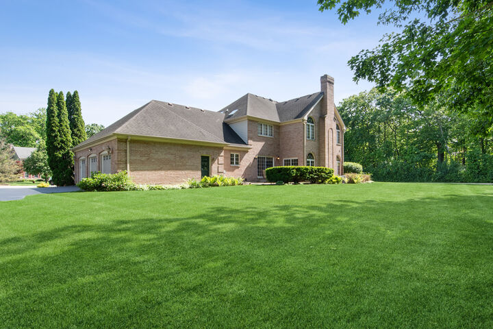 Property Photo:  130 N Buckingham Drive  IL 60554 