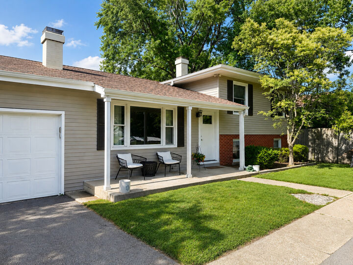 Property Photo:  5S481 Glenoban Drive  IL 60563 