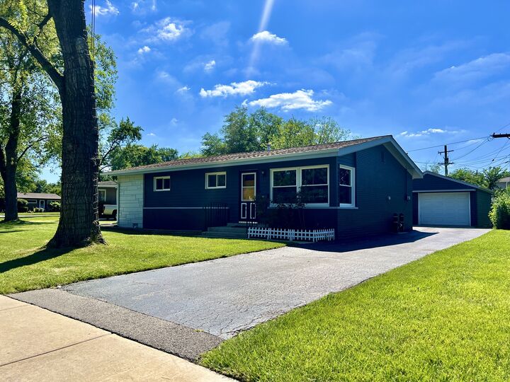 Property Photo:  128 E Normandy Drive  IL 60101 
