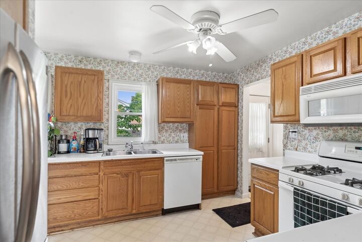 Property Photo: 427 S Elmwood Avenue IL 60085