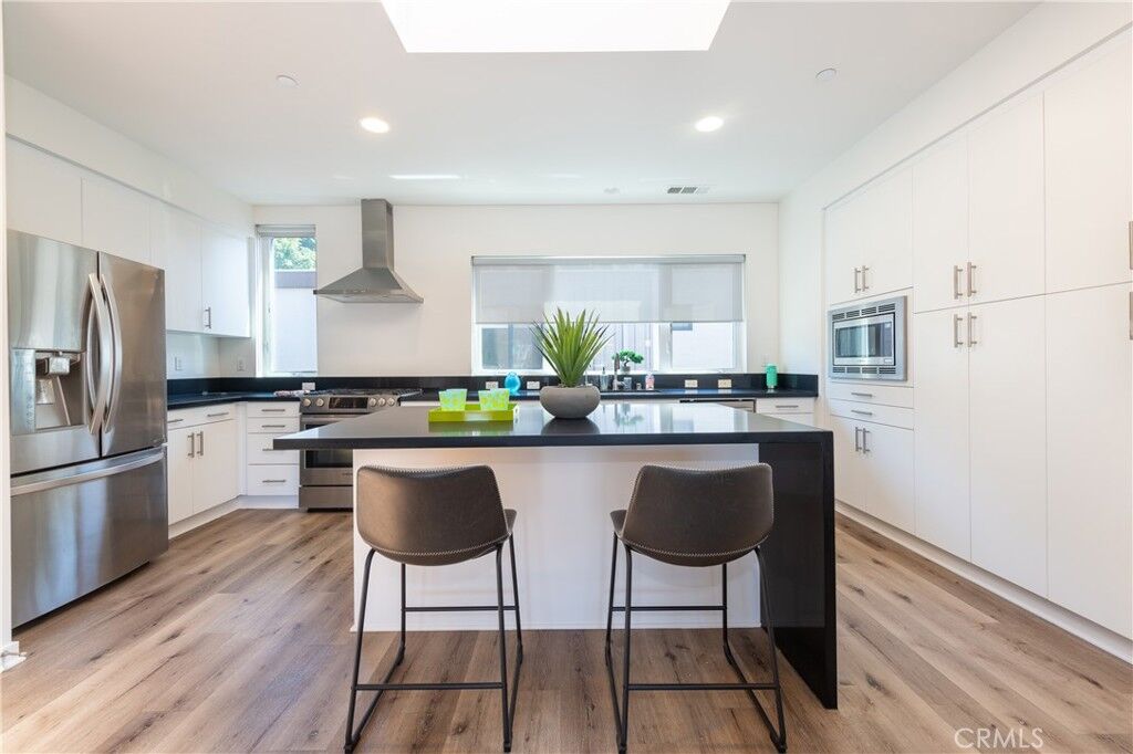 Property Photo:  2926 Rowena Avenue 4  CA 90039 