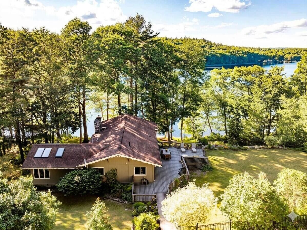 Property Photo:  122 Dewmar Lane  ME 04862 