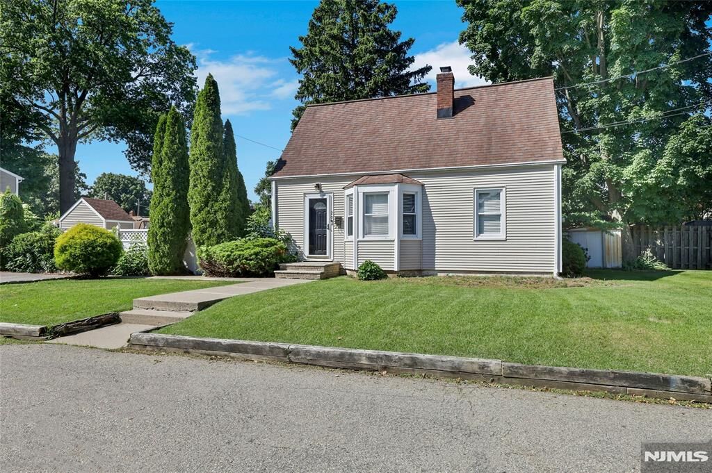 Property Photo:  20 Harding Avenue  NJ 07442 