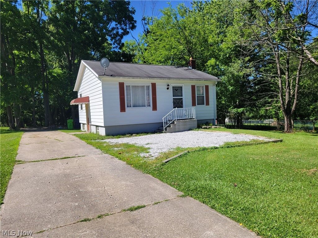 Property Photo:  408 Newton Street  OH 44278 