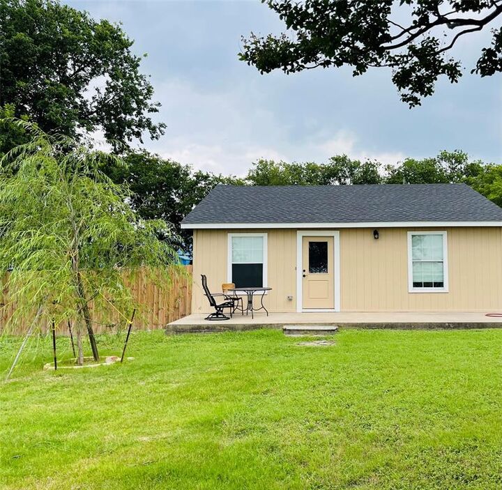 Property Photo: 109 Lois Street TX 75165