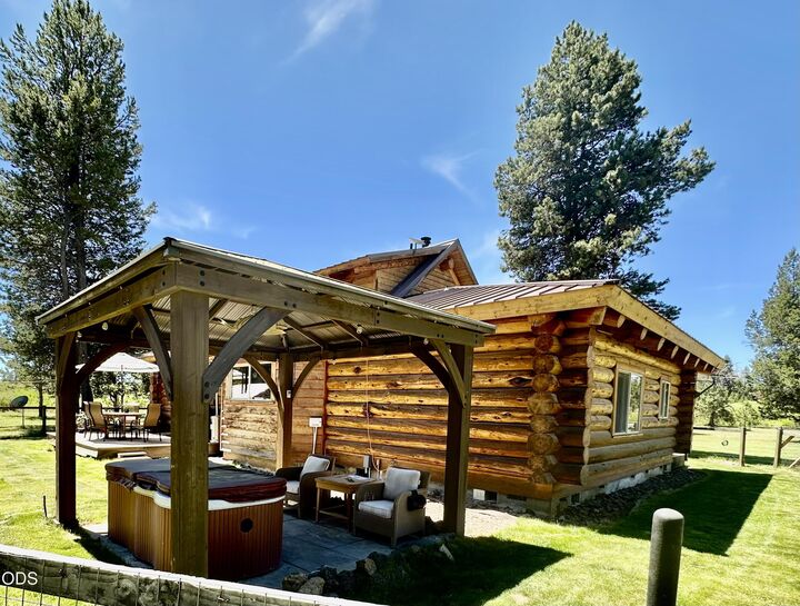 Property Photo:  17299 White Oak Place  OR 97707 