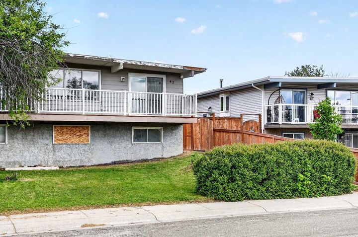 Property Photo: 42 Huntford Close NE AB T2K 3Y6