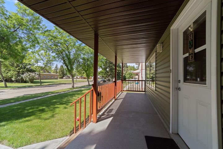 Property Photo:  6404B 45 Avenue  AB T4V 0C2 