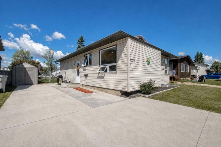 Property Photo: 6910 99A Street AB T8V 5G4