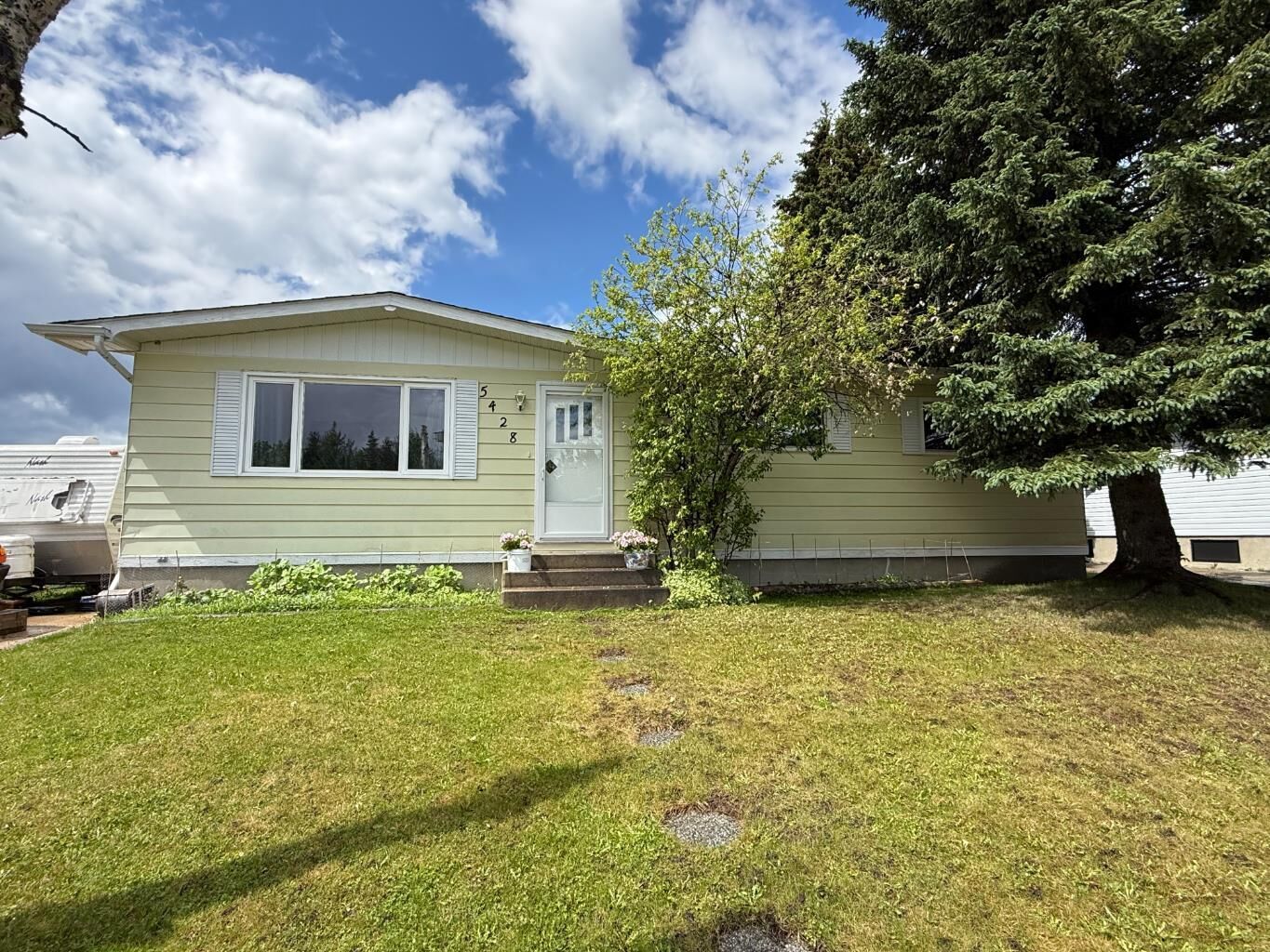 Property Photo: 5428 Moosehorn Avenue AB T0G 2C0