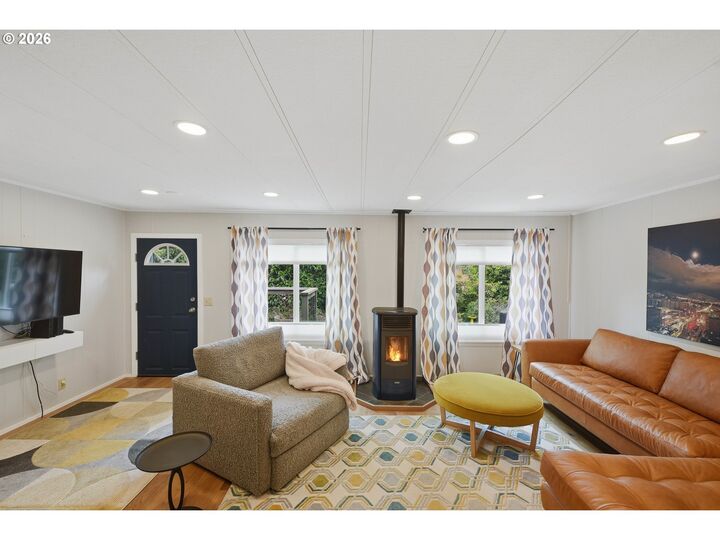 Property Photo:  1155 2nd St NE  OR 97411 