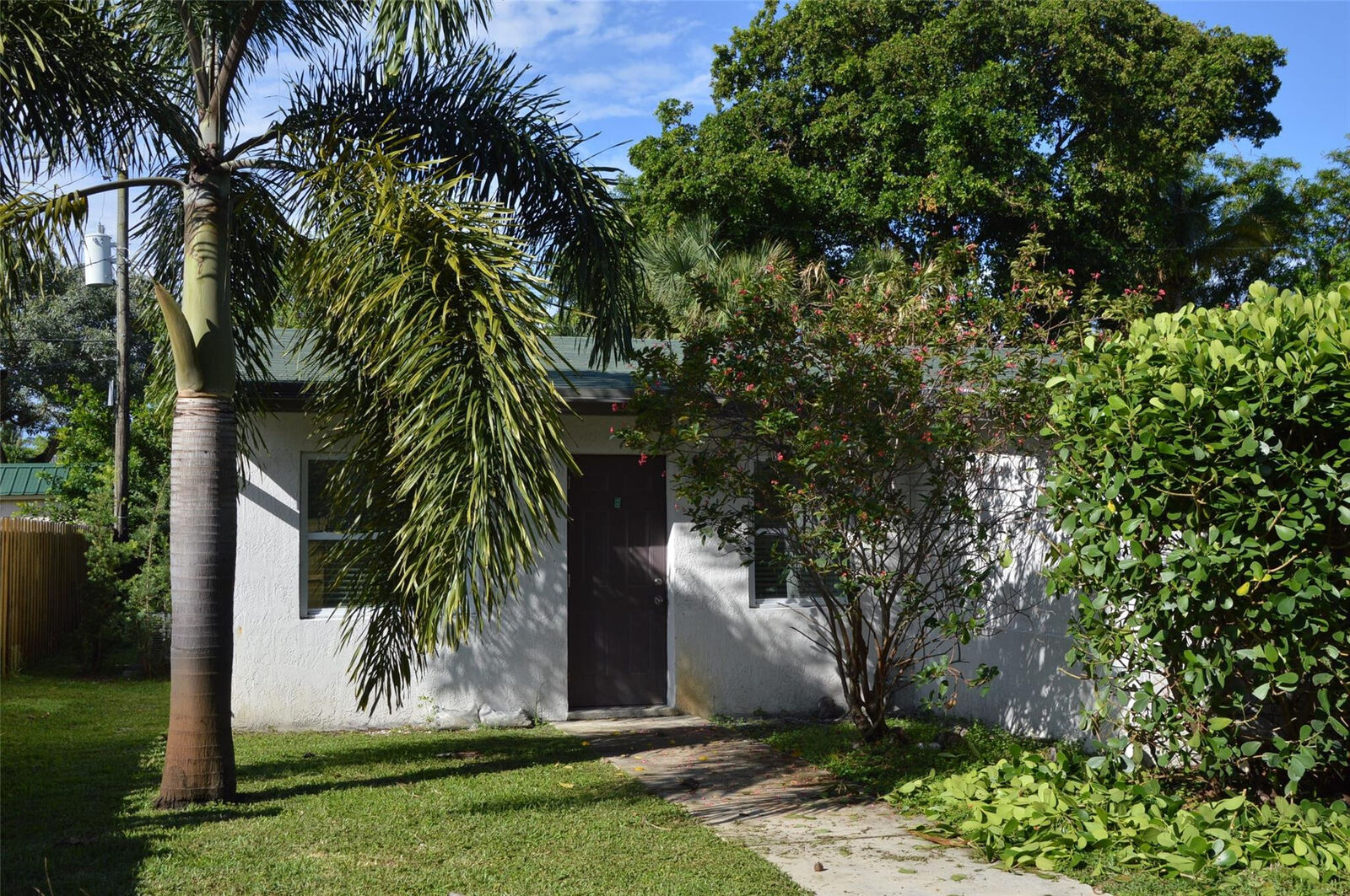 Property Photo: 819 NE 14th Court B FL 33304