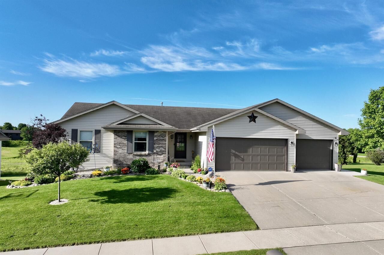Property Photo:  1128 Crestline Drive  WI 53563 