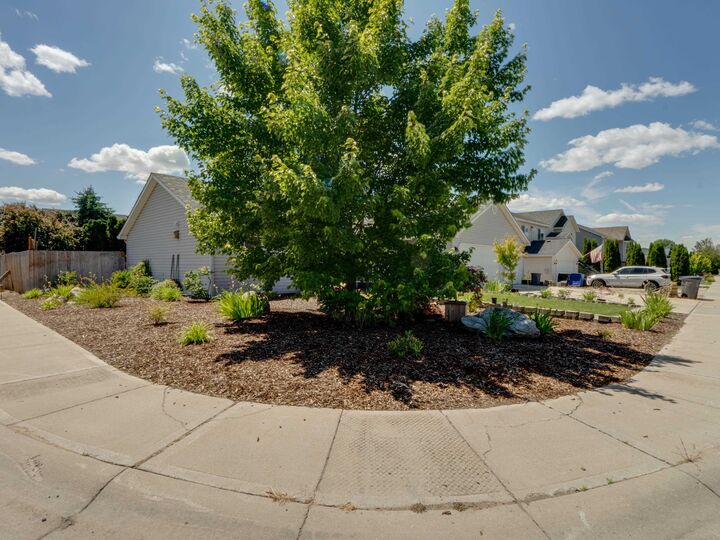 Property Photo:  520 E Beverly Ave  WA 99022 
