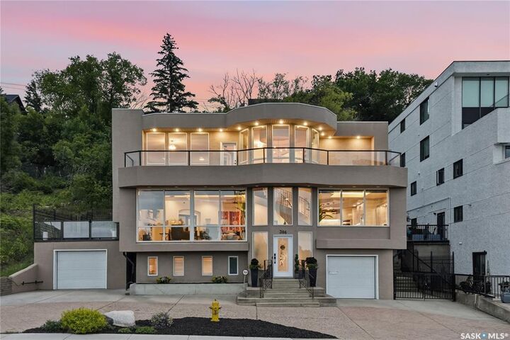 306 Saskatchewan Crescent E — photo 1