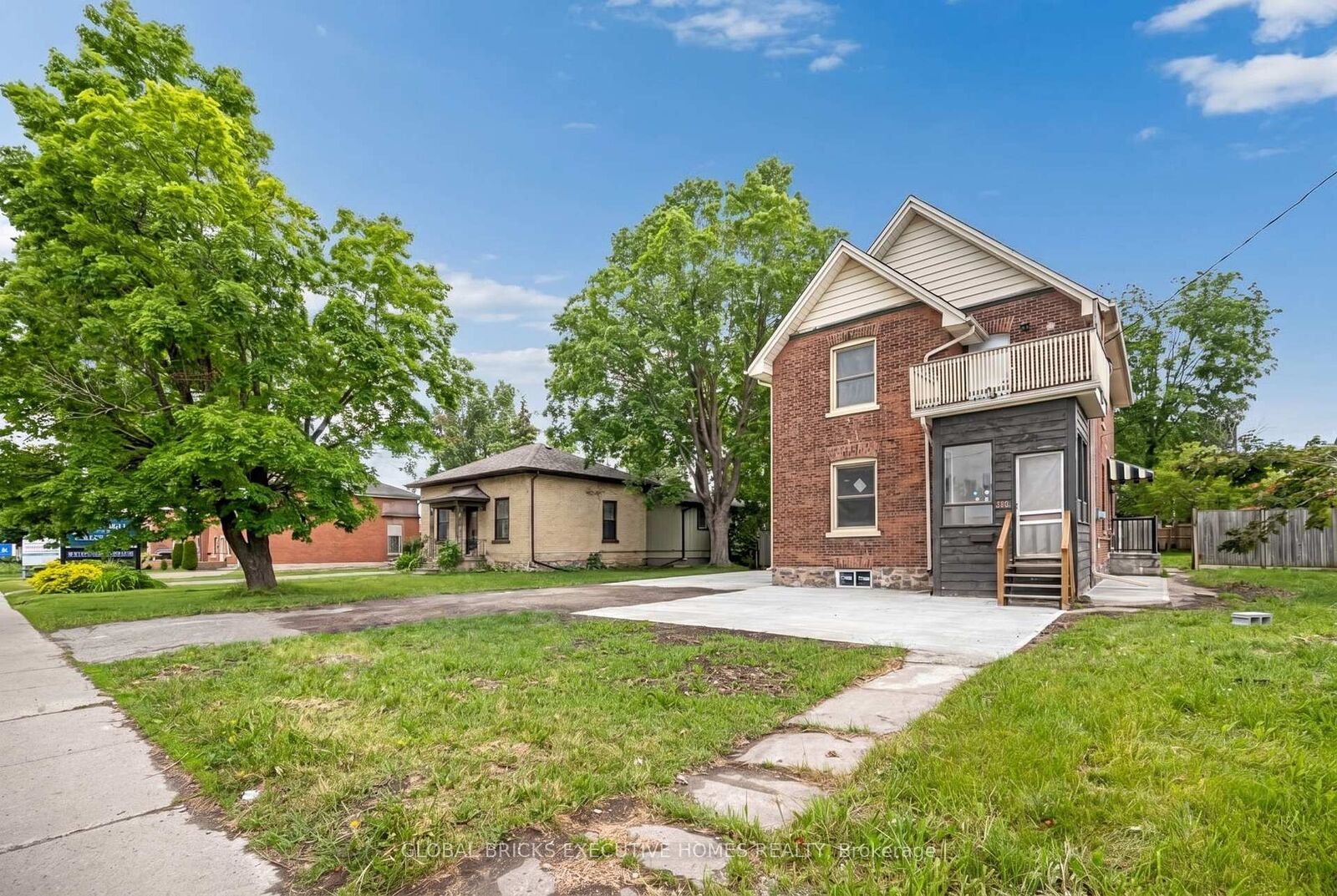 Property Photo:  108 Lindsay Street S Unit B  ON K9V 2M6 