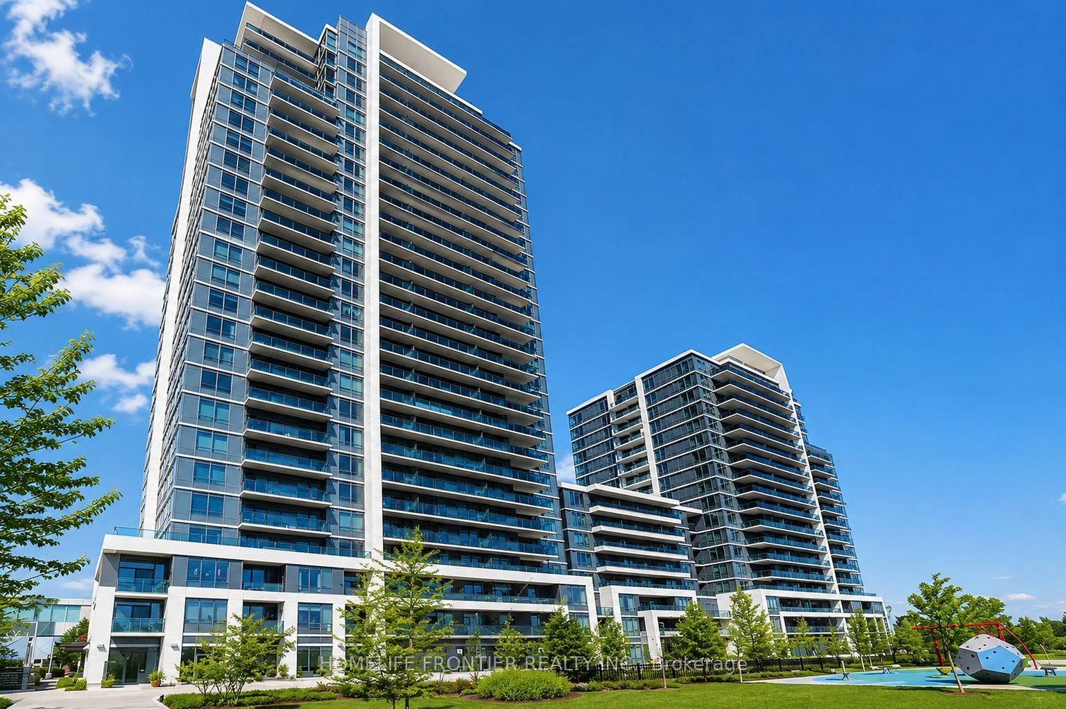 Property Photo: 7165 Yonge Street 1810 ON L3T 0C9