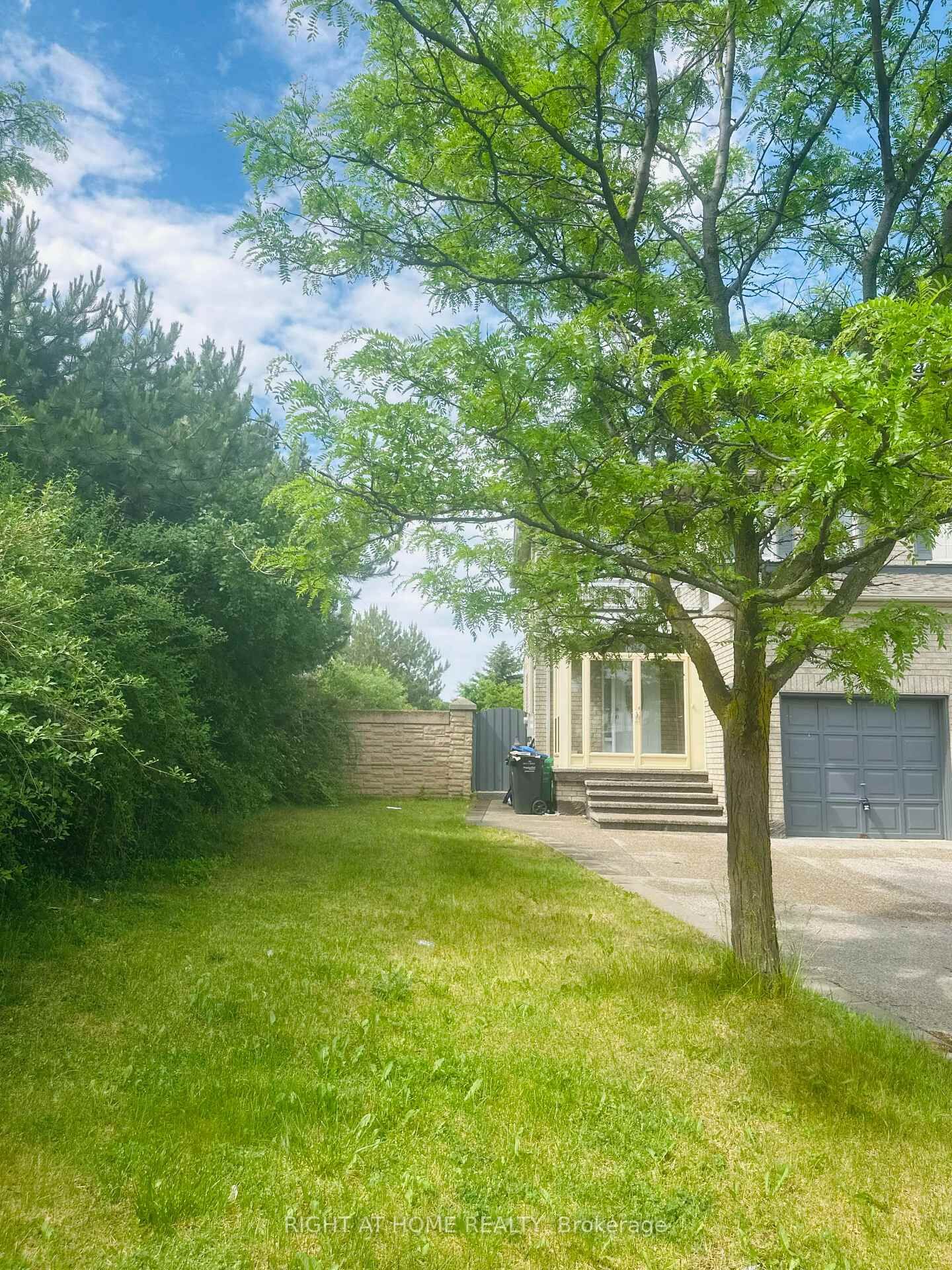 Property Photo: 25 Lucio Court ON L6P 1K1