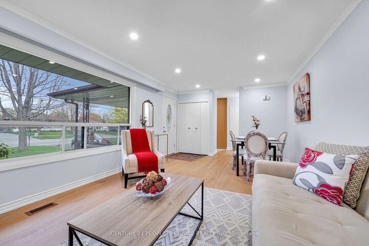 Property Photo: 586 Central Pk Boulevard N ON L1G 6A4