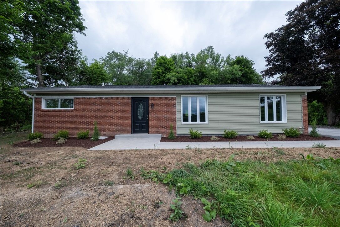 Property Photo:  1165 Kings Ln  PA 15108 