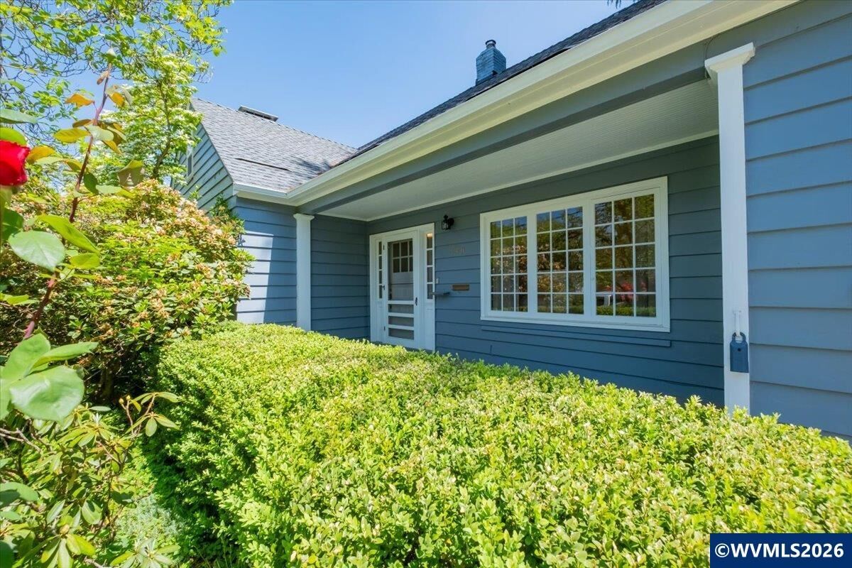 Property Photo:  1960 East Nob Hill St SE  OR 97302 