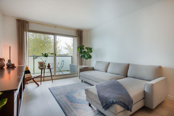 Property Photo:  1864 Frances Street 405  BC V5L 1Z7 