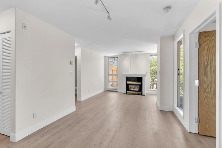 Property Photo: 1818 W 6th Avenue 403 BC V6J 1R6