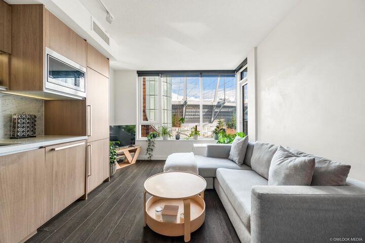 Property Photo: 68 Smithe Street 1523 BC V6B 0P4