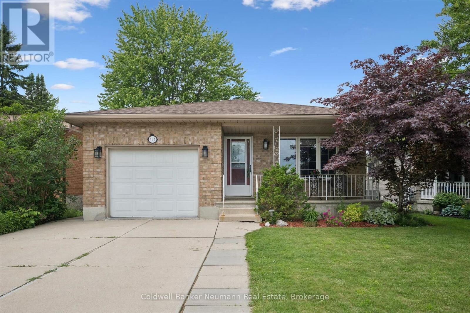 Property Photo:  454 Hibernia Street  ON N5A 5W3 